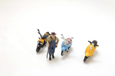 dinamik hareketli bir motosiklet sürücüsünün görüntüsü