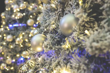 22 Kasım 2024 'te Parlak Dekorasyonlu Noel Ağacı