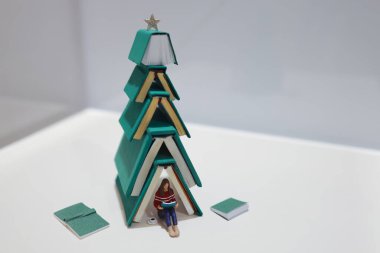 22 Kasım 2024 'te Reading Figure Altında Yaratıcı Kitap Noel Ağacı
