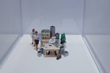 Minyatür Figürler ve Tedariklerle Yaratıcı Ofis Sahnesi 22 Kasım 2024