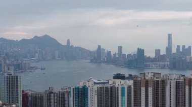 24 Kasım 2024 'te Hong Kong' daki Victoria Limanı 'nın çarpıcı manzarası.