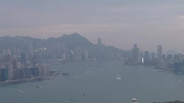 24 Kasım 2024 'te Hong Kong' daki Victoria Limanı 'nın çarpıcı manzarası.