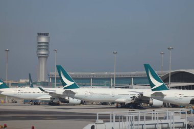 3 Aralık 2024 Havaalanı terminalinin giriş kapılarında uçak görüntüsü