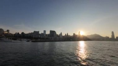 Viktorya Limanı 21 Aralık 2024 'ten Hong Kong adasının silueti.