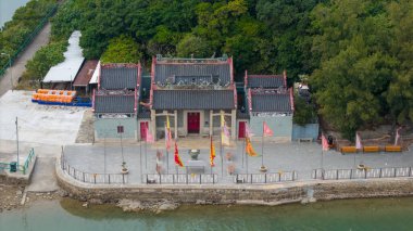 31 Aralık 2024 güzel korunmuş miras tapınağı yemyeşil alanların arasında duruyor.,