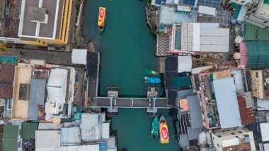 31 Aralık 2024 'te canlı binaları ve tekneleri olan bir sahil kasabası sergileniyor