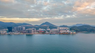 4 Ocak 2024 'te deniz kenarındaki depoların çevresi yeşillik ve tepelerle çevrili..