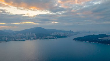 4 Ocak 2022. Yüksek binaları, dağları olan şehir merkezi.