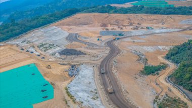 Jan 4 2024 inşaat alanı yemyeşil dağlık araziyle çevrili.