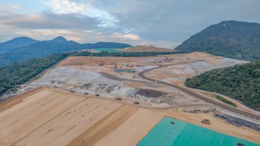 Jan 4 2024 inşaat alanı yemyeşil dağlık araziyle çevrili.