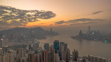 5 Ocak 2025 Şok edici bir sabah manzarası yüksek binaları olan bir şehir silueti