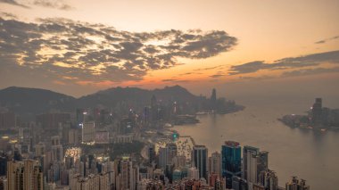 5 Ocak 2025 Şok edici bir sabah manzarası yüksek binaları olan bir şehir silueti