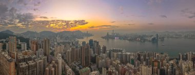 Ocak 5 2025 Alacakaranlıkta şehrin yüksek binalarının nefes kesici manzarası