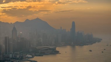 5 Ocak 2025 Yüksek binalar ve manzaralı bir dağ manzarası