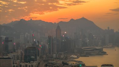 5 Ocak 2025 Yüksek binalar ve manzaralı bir dağ manzarası