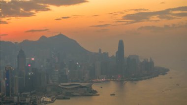 5 Ocak 2025 Yüksek binalar ve manzaralı bir dağ manzarası