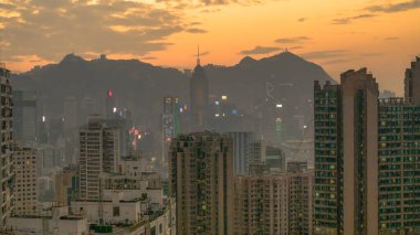 Yoğun inşa edilmiş kentsel ufuk çizgisinin 5 Ocak 2025 fotoğrafı,