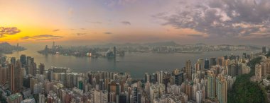 5 Ocak 2025 Hong Kong şehir siluetinin nefes kesici panoramik görüntüsü,