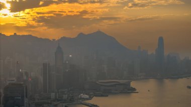 5 Ocak 2025, sıcak günbatımı renkleriyle örtülmüş hareketli bir şehrin gökyüzü manzarası,