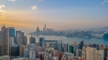 Jan 5 2025 şehir manzarası gün batımında hareketli bir siluet sergiliyor.