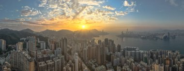 Yoğun gökdelenler ve sakin bir sahil manzaralı 5 Ocak 2025