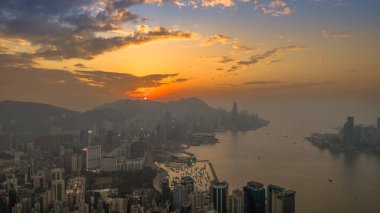 5 Ocak 2025 Şok edici bir sabah manzarası yüksek binaları olan bir şehir silueti