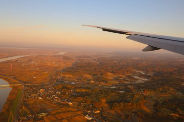 3 Aralık 2024 manzaralı sakin bir nehir ve geniş alanlar içeren bir şehir manzarası,