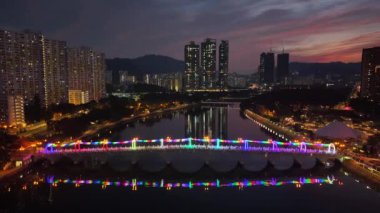 Shing Mun Nehri 'nin ışıklarının yansıması, Hong Kong, 22 Aralık 2024 