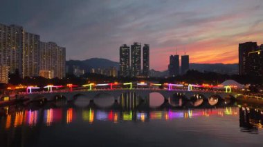 Shing Mun Nehri 'nin ışıklarının yansıması, Hong Kong, 22 Aralık 2024 