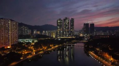 Shing Mun Nehri 'nin ışıklarının yansıması, Hong Kong, 22 Aralık 2024 