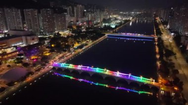 Shing Mun Nehri 'nin ışıklarının yansıması, Hong Kong, 22 Aralık 2024 