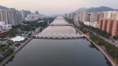 Shing Mun Nehri kıyısındaki modern şehir, Hong Kong 22 Aralık 2024