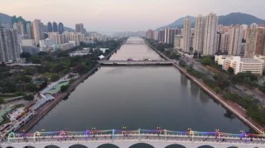 Shing Mun Nehri kıyısındaki modern şehir, Hong Kong 22 Aralık 2024