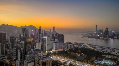 21 Aralık 2024 modern binayla alacakaranlıkta hareketli bir şehir silueti