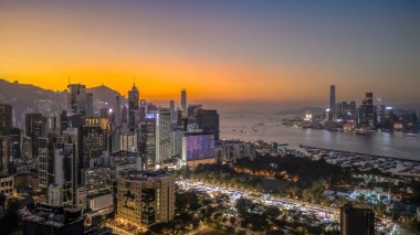 21 Aralık 2024 modern binayla alacakaranlıkta hareketli bir şehir silueti