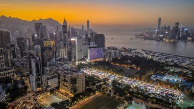 21 Aralık 2024 Aydınlatılmış Gökdelenleri ve Dağ Arkaplanı olan Alacakaranlık