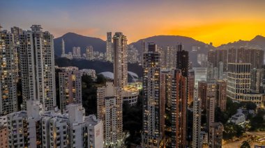 21 Aralık 2024 'te büyüleyici bir yeşillikle çevrili binalar