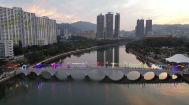 Shing Mun Nehri kıyısındaki modern şehir, Hong Kong 22 Aralık 2024
