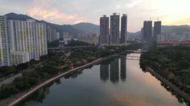 Shing Mun Nehri kıyısındaki modern şehir, Hong Kong 22 Aralık 2024