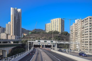 3 Aralık 2024 Şehir manzaralı yüksek konut binaları, işlek bir otoyol