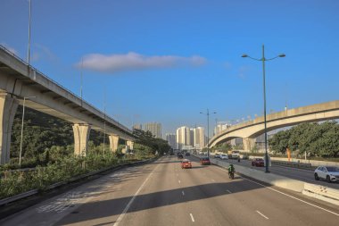 3 Aralık 2024 Modern çevre ile çevrili geniş bir otoyola sahip şehir manzarası