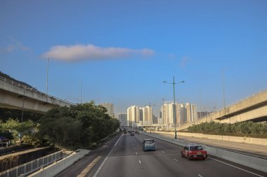 3 Aralık 2024 Modern çevre ile çevrili geniş bir otoyola sahip şehir manzarası