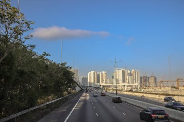 3 Aralık 2024 Modern çevre ile çevrili geniş bir otoyola sahip şehir manzarası