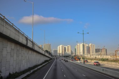 3 Aralık 2024 Modern çevre ile çevrili geniş bir otoyola sahip şehir manzarası