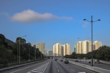 3 Aralık 2024 Modern çevre ile çevrili geniş bir otoyola sahip şehir manzarası