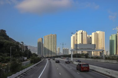 3 Aralık 2024 Modern çevre ile çevrili geniş bir otoyola sahip şehir manzarası