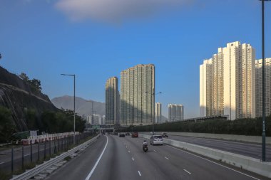 3 Aralık 2024 Modern çevre ile çevrili geniş bir otoyola sahip şehir manzarası