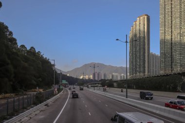 3 Aralık 2024 Modern çevre ile çevrili geniş bir otoyola sahip şehir manzarası