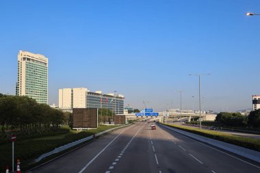 3 Aralık 2024 Arabalar güneşli bir günde terminal girişine doğru gidiyor..