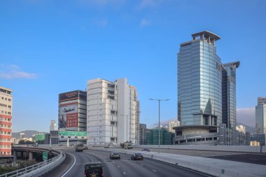 3 Aralık 2024 Şehir manzaralı yüksek konut binaları, işlek bir otoyol